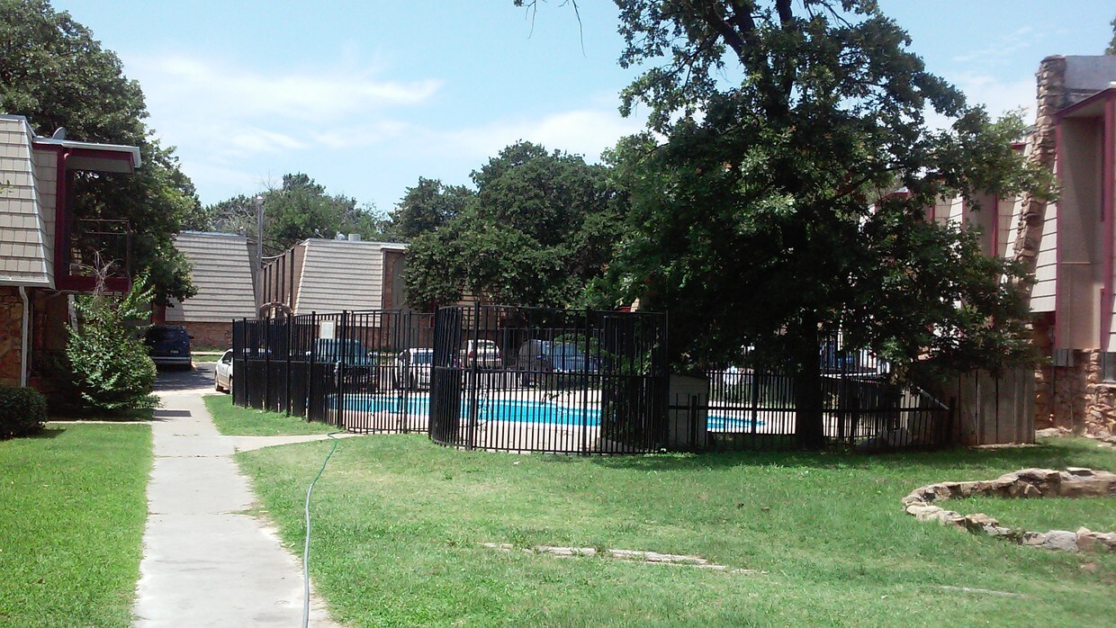 Primary Photo - 1405 N Council Rd