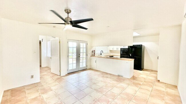 Foto del edificio - Lovely & Freshly Updated, Remodeled, Paint...