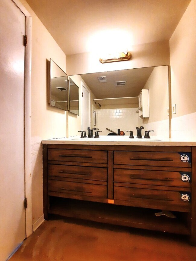 Foto del edificio - **Spacious 3BR/1BA Condo – Move-In Special...