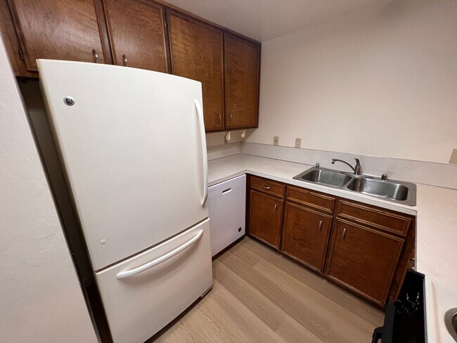 Building Photo - 2 bed 1.5 bath Eugene townhome