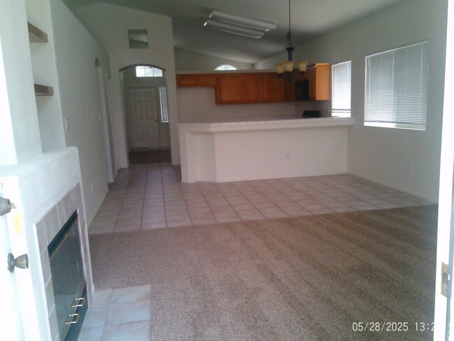 Building Photo - SW---WALKING DISTANCE TO SCHOOL!
