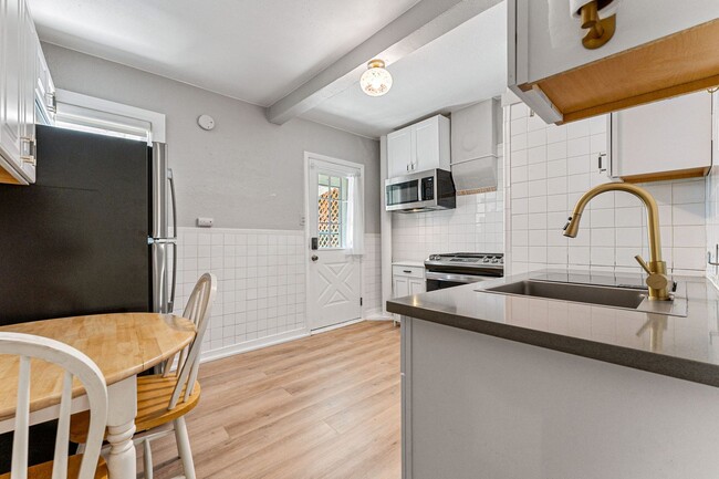 Building Photo - Super cute 1 BR 1 bath unit with front and...