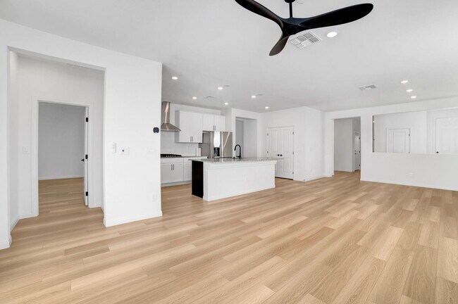 Foto del edificio - BRAND-NEW NEVER LIVED-IN 3-BEDROOM 2 BATHS...