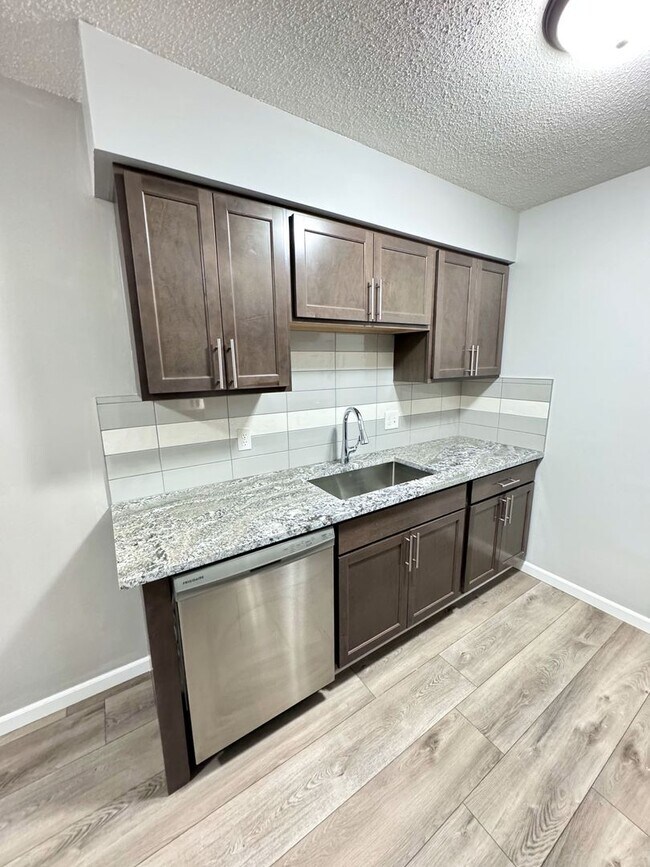 Foto del edificio - Renovated One-Bedroom Apartment – Prime Wa...