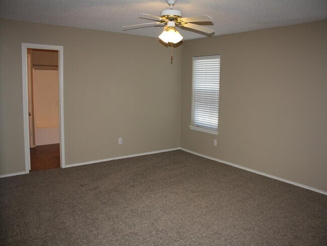 Building Photo - Beautiful House Located In University Pine...