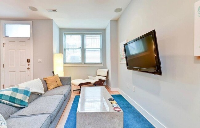 Foto del edificio - Gorgeous Shaw 2 Bedroom Gem! Parking Avail...