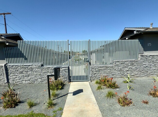 Foto del edificio - DON’T LIVE ABOVE OR BELOW ANYONE…NEWLY RENOVATED UNITS AND COMMUNITY.