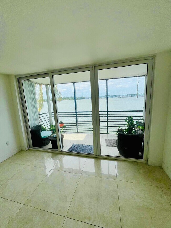 Building Photo - 1175 NE Miami Gardens Dr