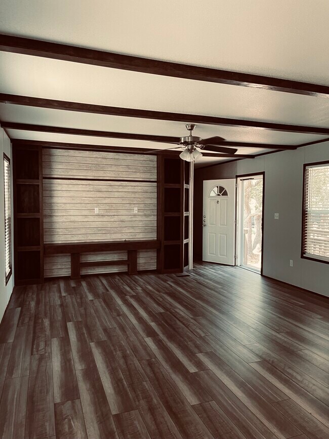 Foto del edificio - 1800 N Live Oak St