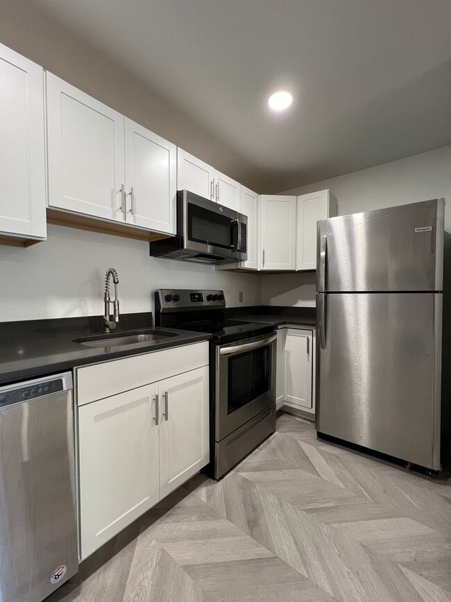 Building Photo - Bright 2 Bed/2 Bath Condo in Boulder! Avai...