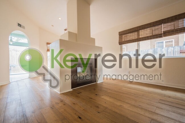 Building Photo - Beautiful Single Story Detached Home in th...