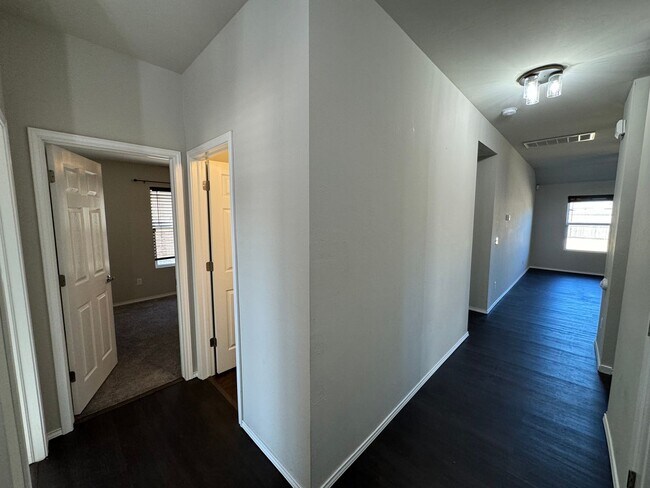 Building Photo - Comfort & Convenience!