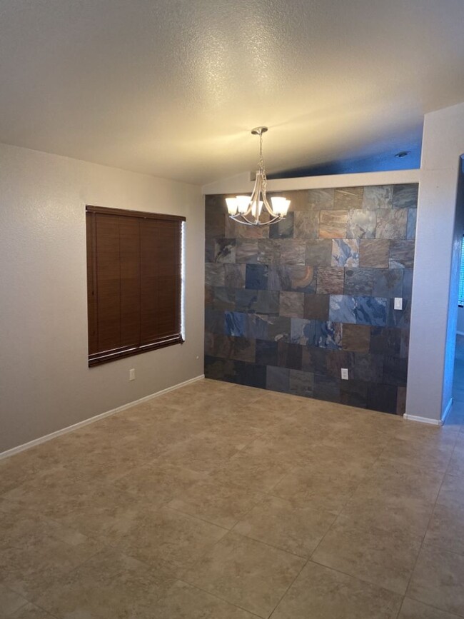 Building Photo - Beautiful & Cozy Chandler Home!