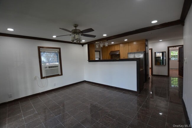 Foto del edificio - 82-01-82251 251st St