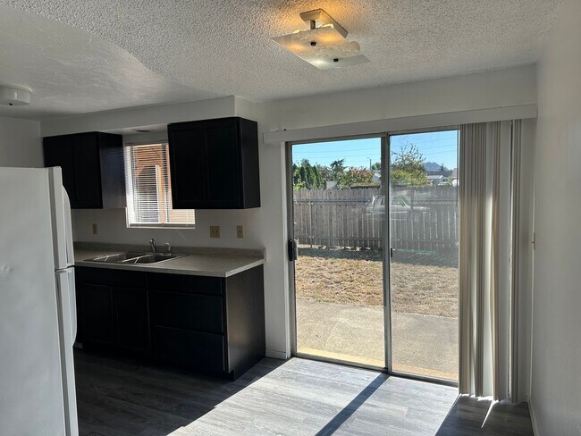 Foto del edificio - 2 bedroom 1 bath duplex in Springfield!