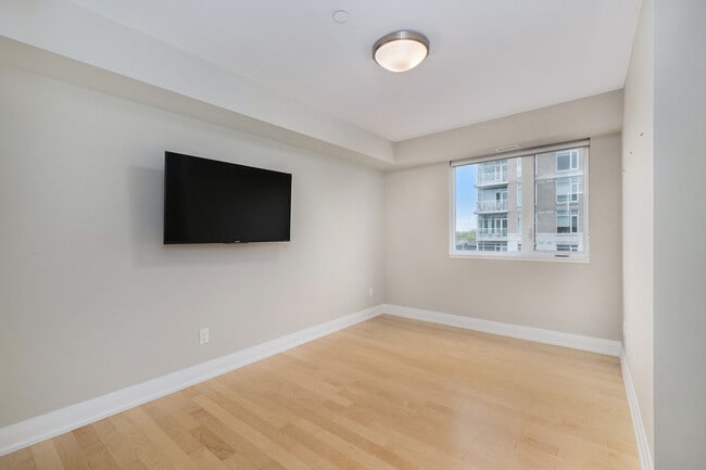Building Photo - 405 Tweedsmuir Ave