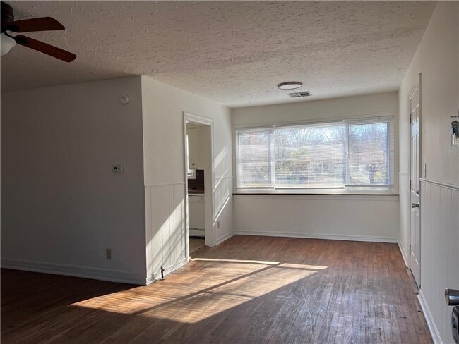 Foto del edificio - 2301 W Wedington Dr