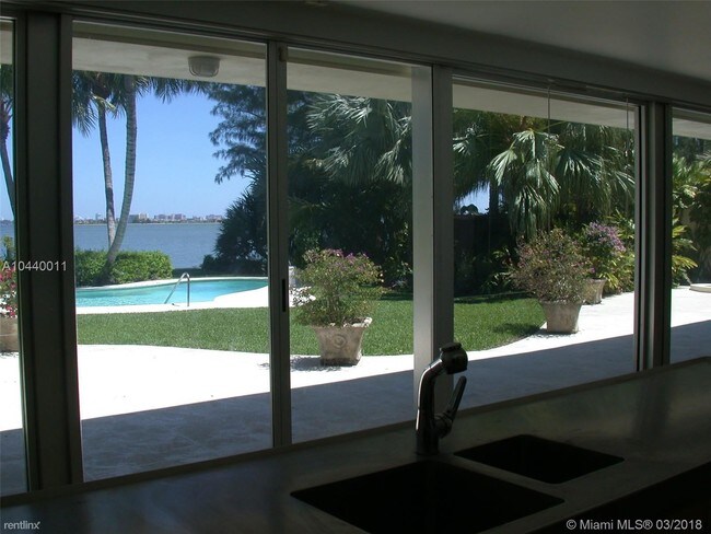 Building Photo - 6 br, 5.5 bath  - 5601 N Bayshore Dr