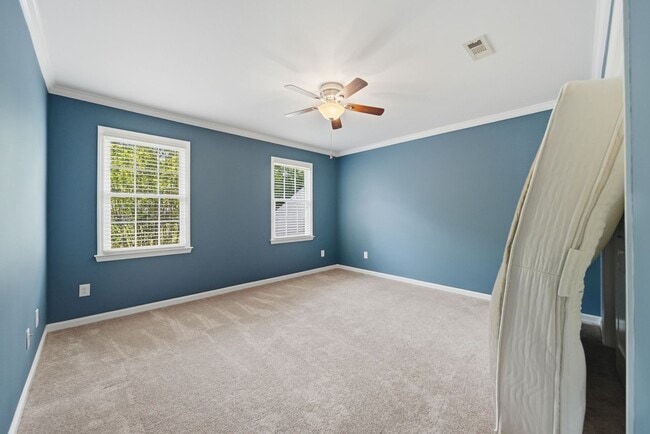 Foto del edificio - Beautifully Crafted 4BR Home with Sunroom, Office & Prime Location Near Downtown Hickory!