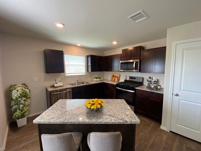 Foto del edificio - NEWER ONE STORY | 3 BEDROOM | 2 BATH | WHI...
