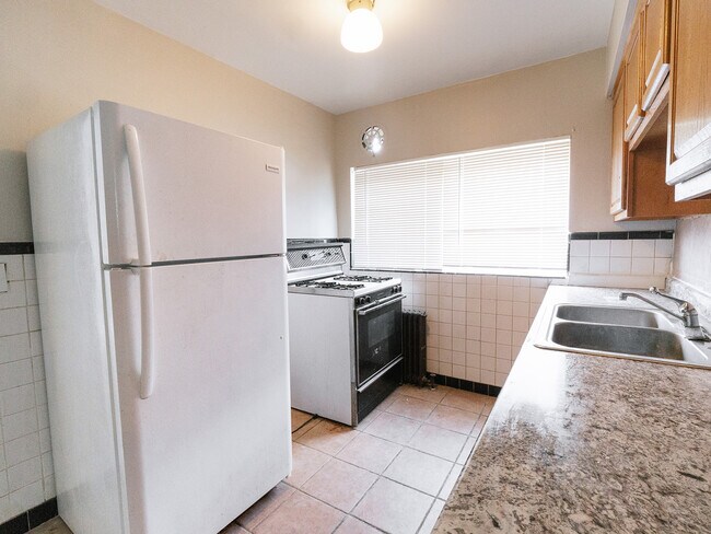 Building Photo - 624 Maple Dr