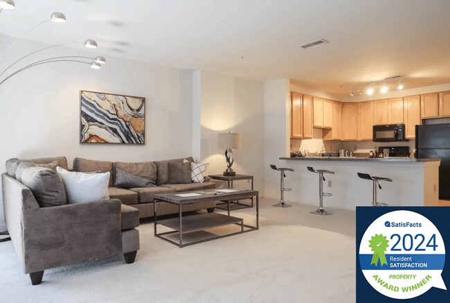 Interior de la sala de estar de los apartamentos Symphony Center con el logotipo del premio a la satisfacción de los residentes - Symphony Center Apartments