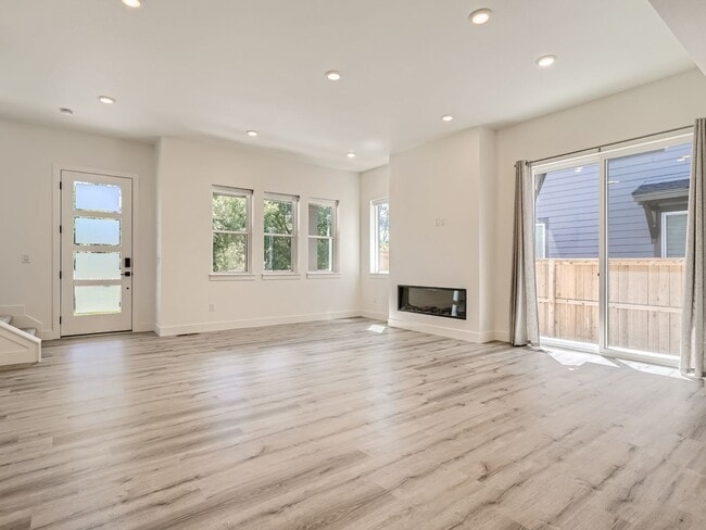 Building Photo - Spacious 4BR Duplex w/High End finishes on Quiet Street!