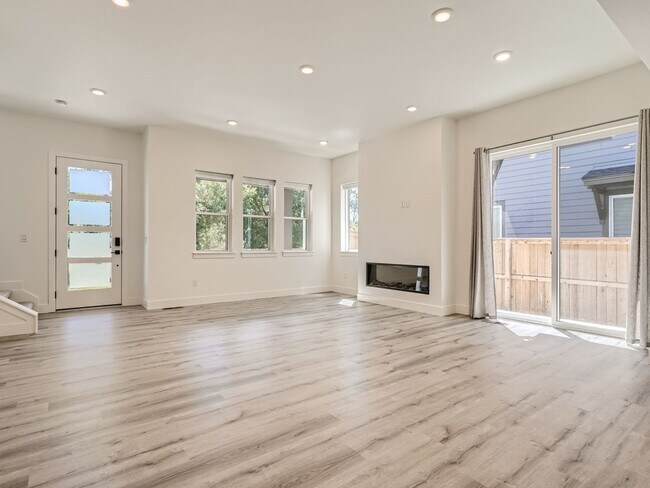 Foto del edificio - Spacious 4BR Duplex w/High End finishes on Quiet Street!