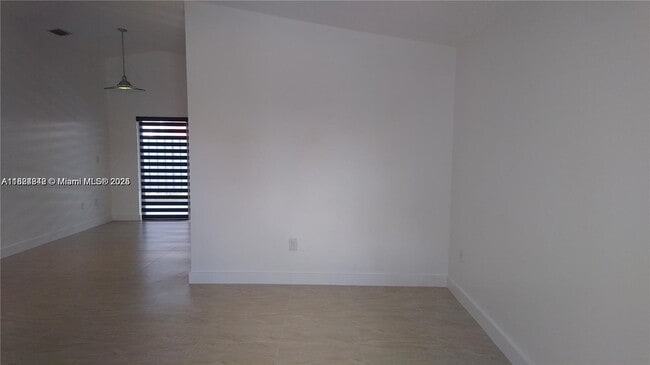 Foto del edificio - 9319 NW 121st St