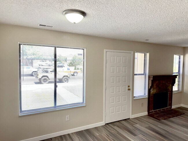 Foto del edificio - Updated Two Bed Townhome Nestled in the He...