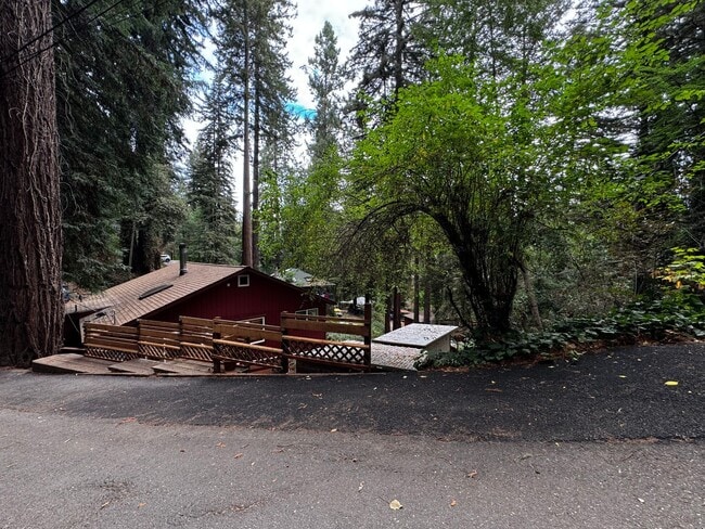 Foto del edificio - 1604 Square foot modern multi level home minutes from Occidental, storage, primary suite, large y...