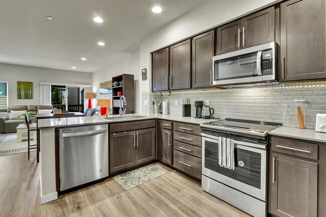 Cocina con electrodomésticos de acero inoxidable - 4206 204th St SW