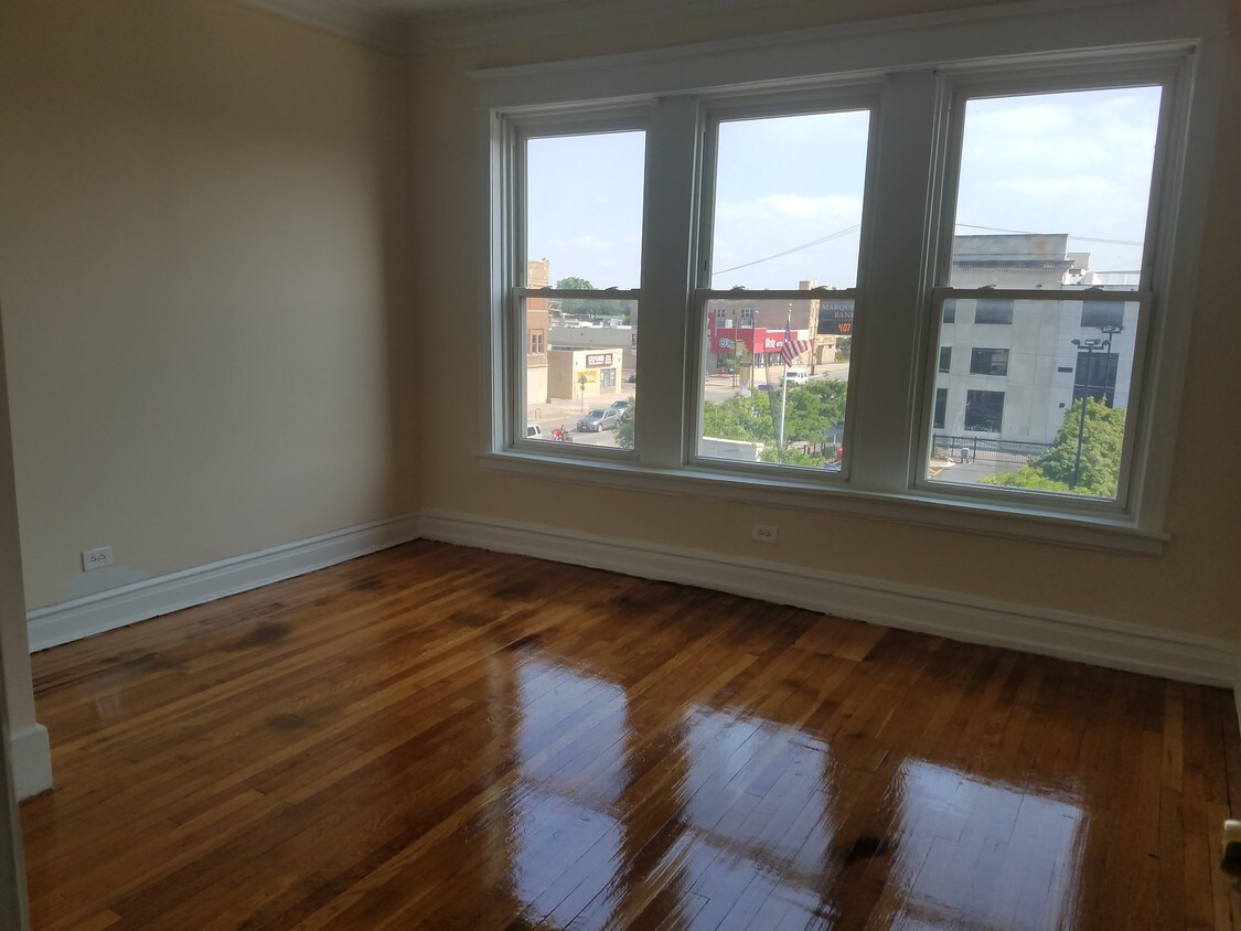 Primary Photo - 2404 W 63rd St