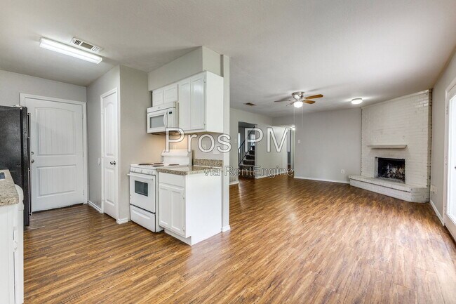 Building Photo - 12129 Spring Branch Dr