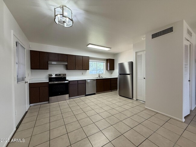 Foto del edificio - 5725 N 71st Ave