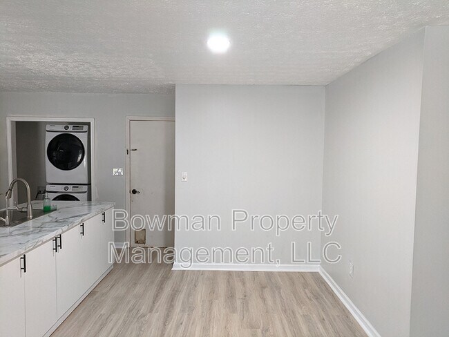Foto del edificio - 1030 Crooked Creek Rd