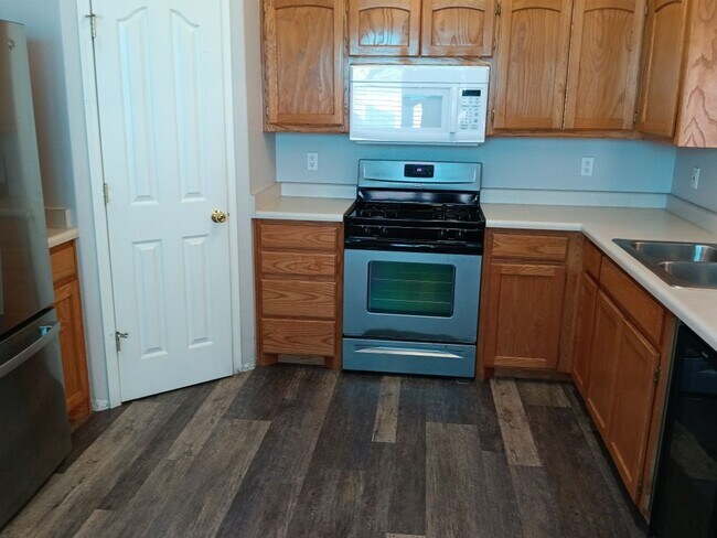 Foto del edificio - Charming 3-bedroom, 2-bathroom home! Comin...