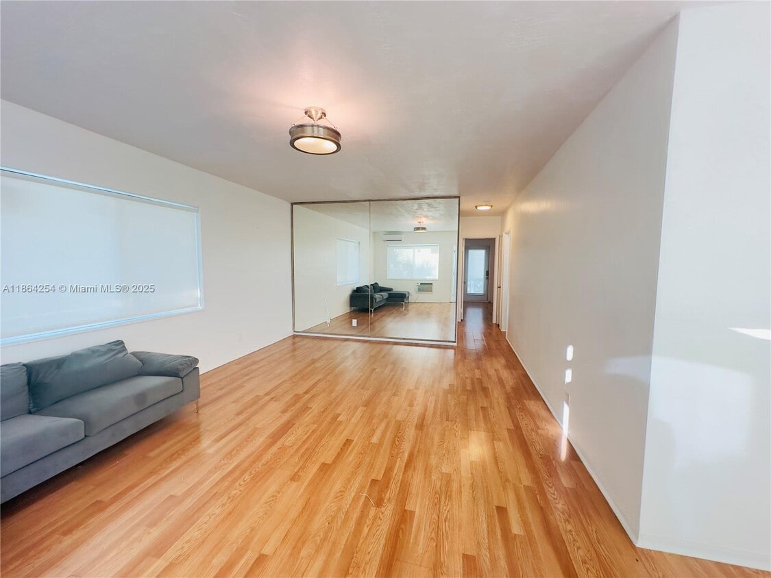 Foto principal - 455 Golden Isles Dr