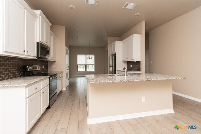 Foto del edificio - 717 Holstein Dr