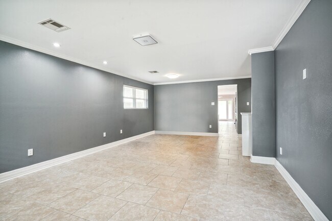 Building Photo - 6752 Fleur De Lis Dr