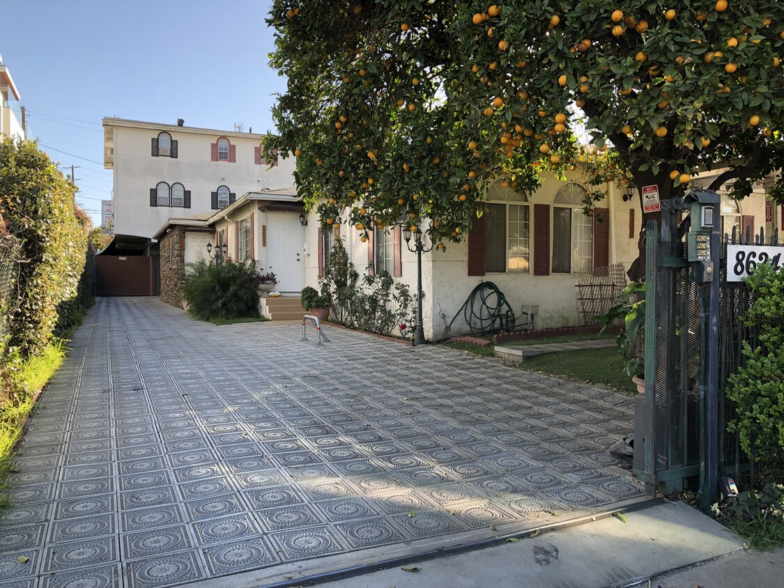 Foto principal - 8624 Olin St