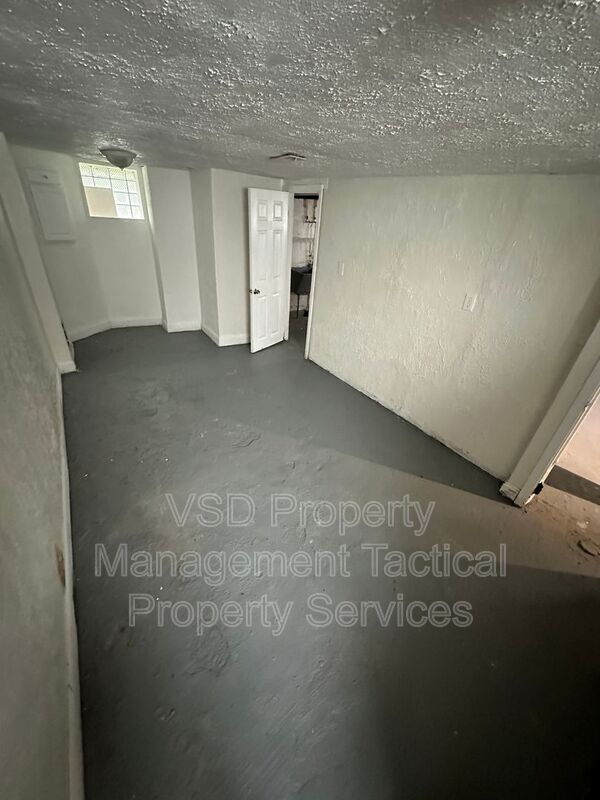 Building Photo - 13827 S Parkway Dr