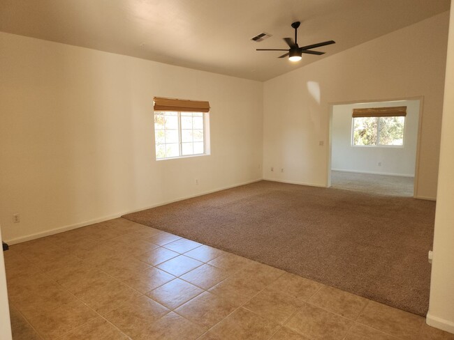 Building Photo - Amazing 2 bed + den / 2 baths in Stone Creek