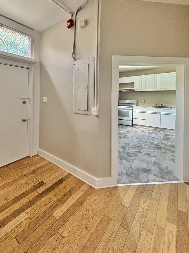 Building Photo - For Rent – Renovated 1 Bedroom, 1 Bathroom...