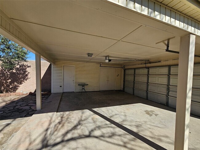 Foto del edificio - 8319 Wind Veil Dr