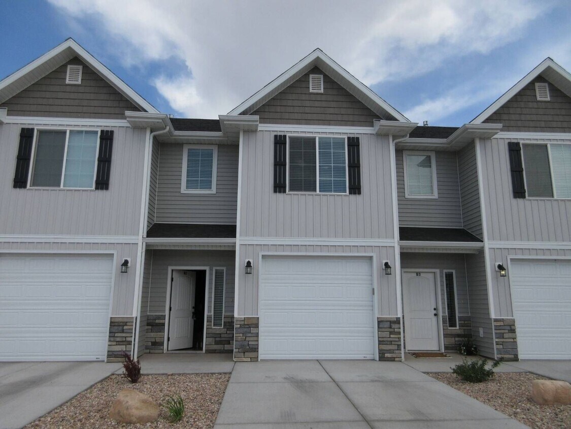 Foto principal - ** Move-in Discount** Newer Town home living in the heart of Cedar City!