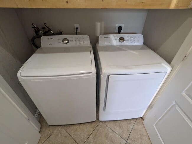 Building Photo - 4910 Cambridge St