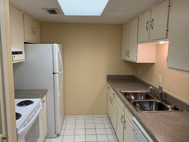 Foto del edificio - 2230 S Piney Point Rd