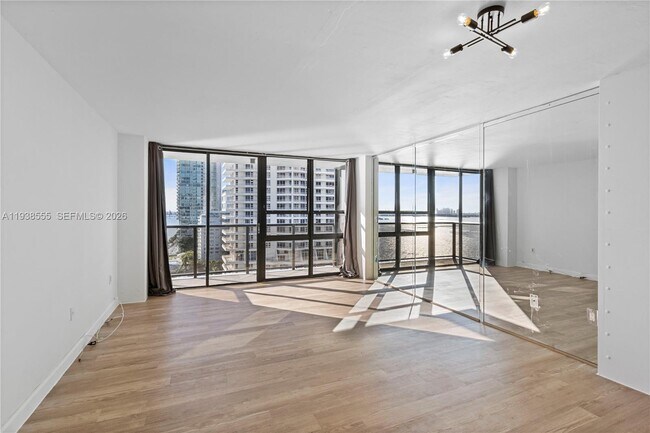 Foto del edificio - 600 NE 36th St