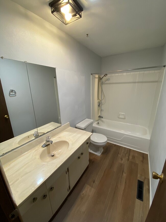 Baño - 13 Independence Dr